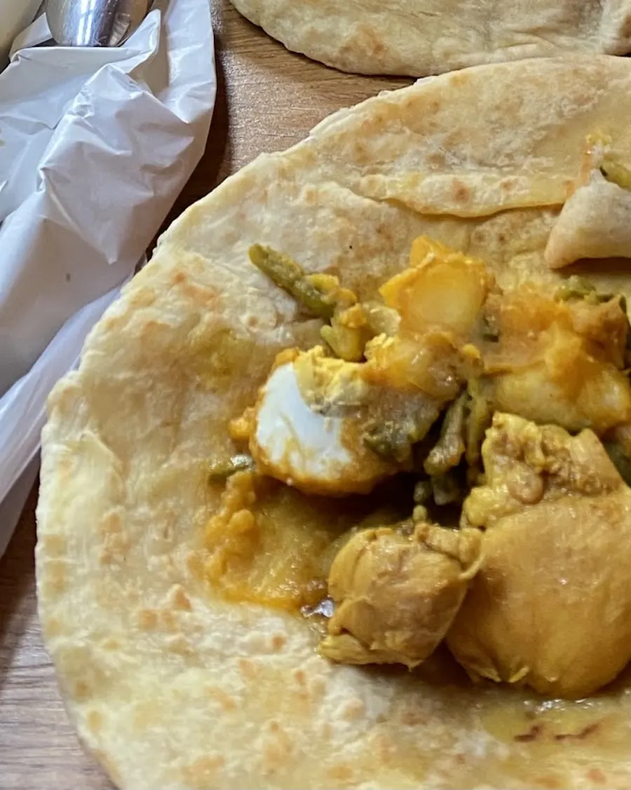 Roti met kip, aardappel en kousenband in kerriesaus