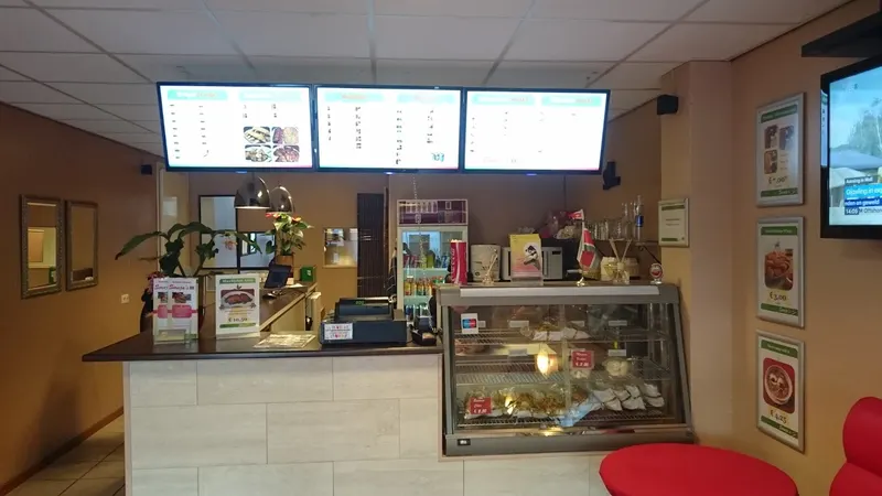 De toonbank van Soraja's met de menuborden erboven en de vitrine met snacks